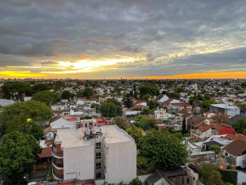 eine Luftansicht einer Stadt bei Sonnenuntergang in der Unterkunft "EL ESTUDIO" Alquiler Temporario de Departamentos in Mariano J. Haedo