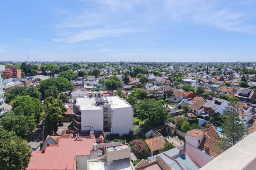 una vista aerea di una città con un edificio bianco di "EL ESTUDIO" Alquiler Temporario de Departamentos a Mariano J. Haedo