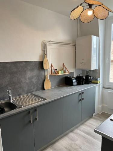 une cuisine avec un évier et un plan de travail dans l'établissement Moulins centre - Appartement N*5, à Moulins
