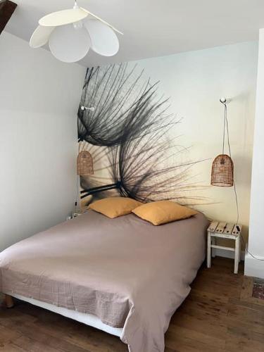 une chambre avec un grand lit avec un tableau au mur dans l'établissement Moulins centre - Appartement N*5, à Moulins