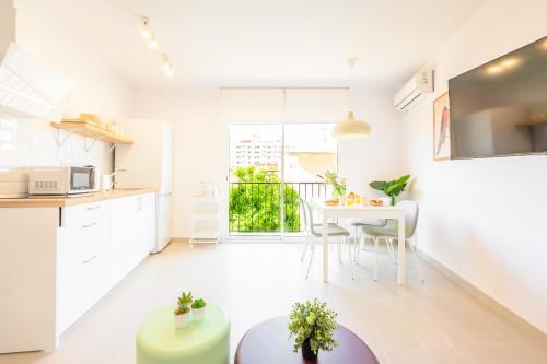 2 bedroom, new, 1 min to the beach, city center- Picasso by 10ToSea