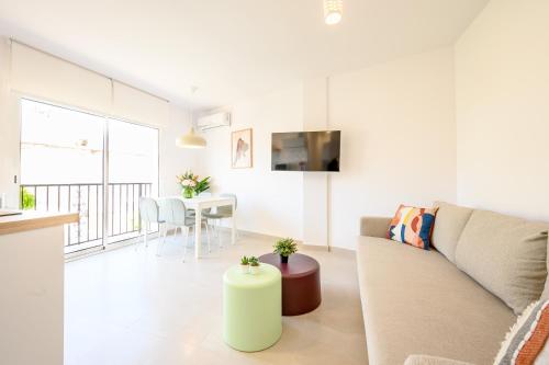 2 bedroom, new, 1 min to the beach, city center- Picasso by 10ToSea