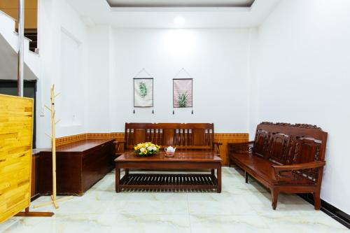 a living room with two chairs and a table at Hoa Cúc Phương Hotel Dĩ An - Bình Dương in Dĩ An