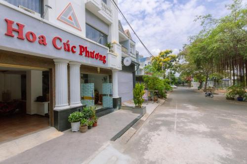 a building with a sign that reads hoo clinic pharmacy at Hoa Cúc Phương Hotel Dĩ An - Bình Dương in Dĩ An