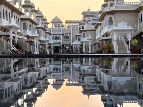 una vista del palacio de los vientos en Jaipur en Hotel Gautam Lonavala, en Lonavala