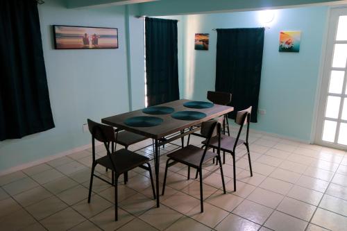 a dining room with a table and chairs at MAVS COMBATE BEACH CLUB in Cabo Rojo