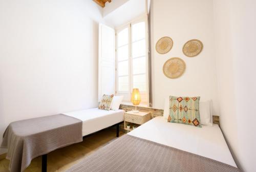 Modern 3 bedroom, city center with patio & high ceilings by 10ToSea