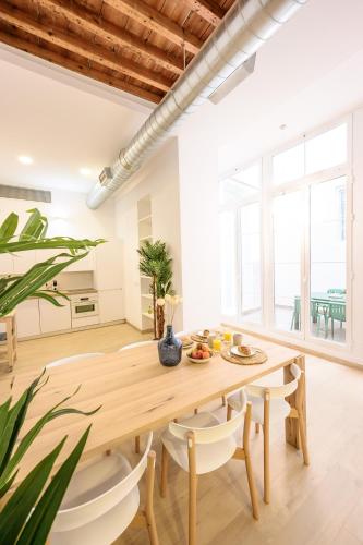 Modern 3 bedroom, city center with patio & high ceilings by 10ToSea