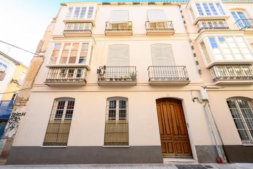 Modern 3 bedroom, city center with patio & high ceilings by 10ToSea