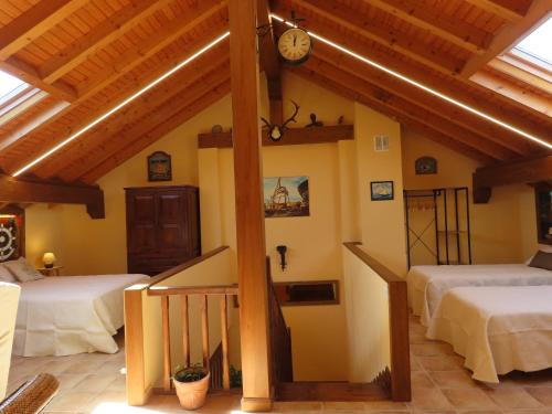阿侯的住宿－La casita de Chefy (Ajo) Nuevo chalet vacacional，一间卧室设有两张床,墙上挂着一个时钟。