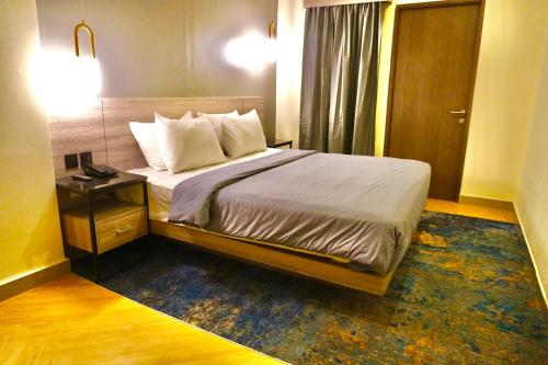 Postel nebo postele na pokoji v ubytování Series Hotel Sudirman