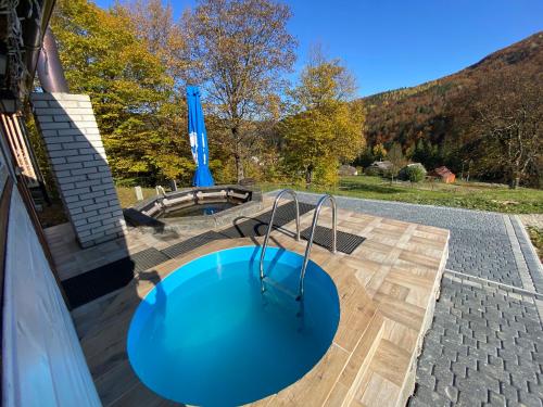 una piscina su un patio con piscina blu di Котедж Mountain house a Jaremče