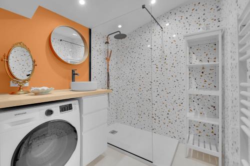 une machine à laver dans une salle de bain avec douche dans l'établissement Tré-Canela - Proche centre ville, à Toulouse