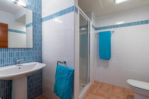 La salle de bains est pourvue d'un lavabo et d'une douche. dans l'établissement Altamar, à Calp