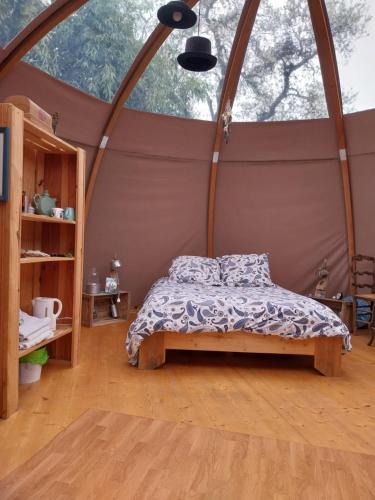 La CoudreにあるWigwam De Phileas Foggのテント内のベッド1台が備わるベッドルーム1室