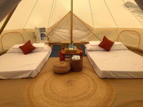 Zimmer mit 2 Betten in einem Zelt in der Unterkunft INNBOX CAMPSITE in Bolinao