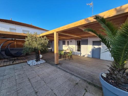 Villa avec Terrasse, Spa et Proximité Plages - FR-1-194-256