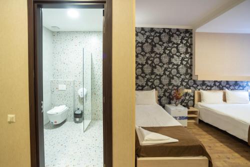Koupelna v ubytování Tiflis Hotel
