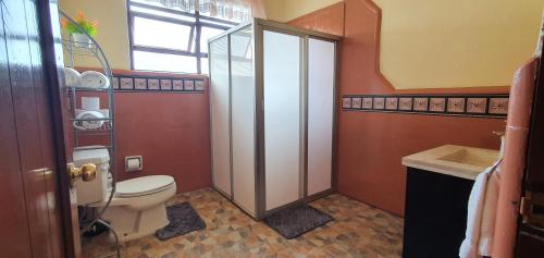 La salle de bains est pourvue de toilettes, d'une douche et d'une fenêtre. dans l'établissement Departamento vintage, à Papantla