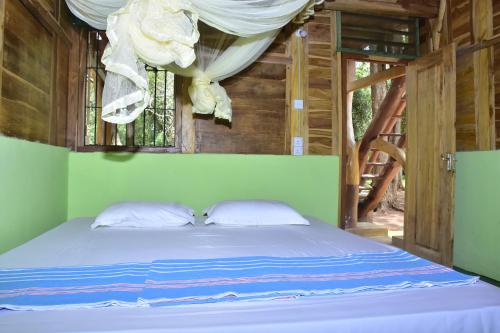 uma cama num quarto com uma janela em Wilpattu Jungle Resort em Nochchiyagama