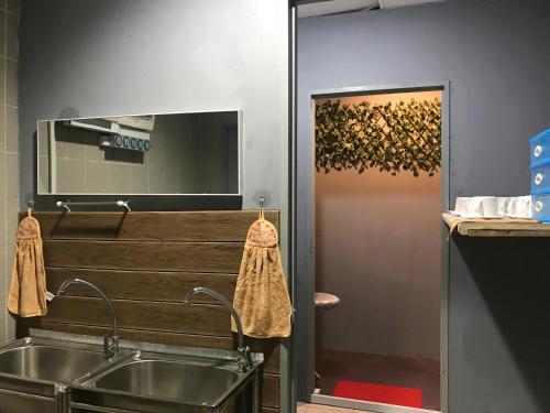 Koupelna v ubytování Nusantara Mattwaddien Hostel