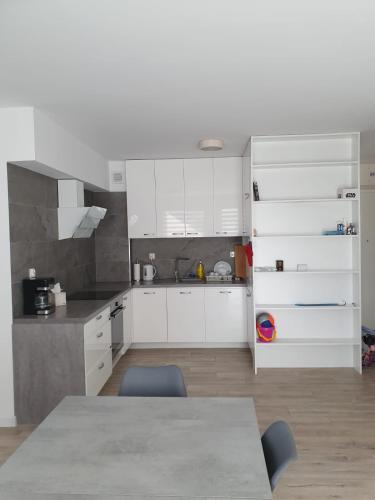 Kuchyň nebo kuchyňský kout v ubytování Apartament Kołobrzeg