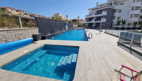 una piscina junto a un edificio en Modern 3 Bedroom 7 Guests Sun Golf Beach Apartments, en Villacosta