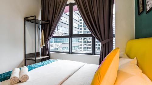 una camera con un letto e una grande finestra di Arte Plus Jalan Ampang by Airhost a Kuala Lumpur