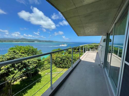 a balcony with a view of the ocean at 古宇利ゲストハウス1835 in Kouri