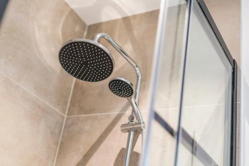 eine Dusche mit Duschkopf im Bad in der Unterkunft Maison les Bruyères 1 - Luxueus wonen Blankenberge in Blankenberge