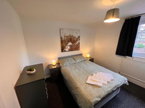 Archway Islington London في لندن: غرفة نوم مع سرير مع مصباحين