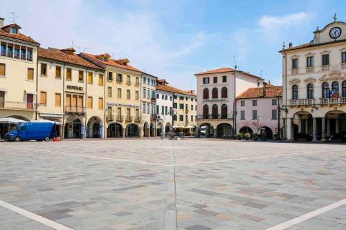 a large square in a town with many buildings at Este Stay in Este