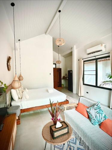 una sala de estar con un sofá y una cama en Bali Crystal Beach Villas #9, en Salad Beach