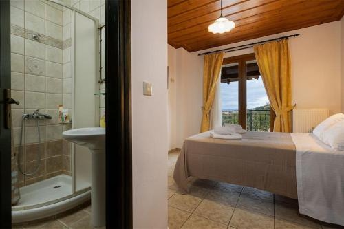een slaapkamer met een bed en een badkamer met een douche bij Villa Stefania/pool/garden/sea view/3bdrms/3bthrms in Agia Marina Nea Kydonias