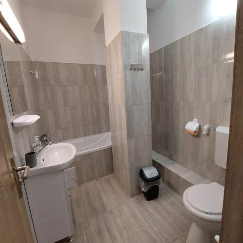 Rio Apartament tesisinde bir banyo