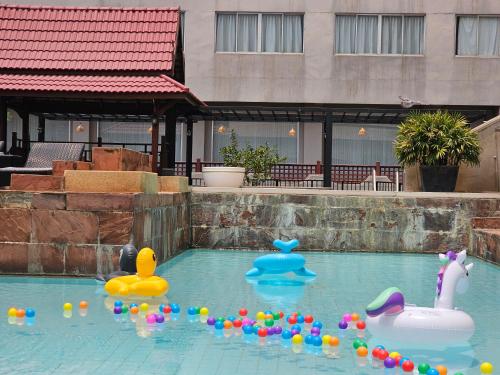 Πισίνα στο ή κοντά στο Songphanburi Hotel