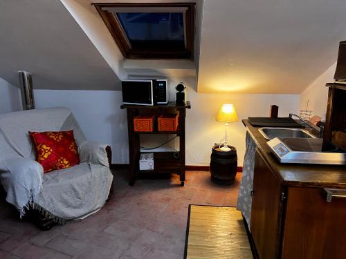 uma cozinha com uma cadeira e um lavatório num quarto em Zanna Casa Vacanza em Grottammare