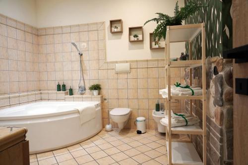 Family's Affairs في بومباي: حمام مع حوض ومرحاض