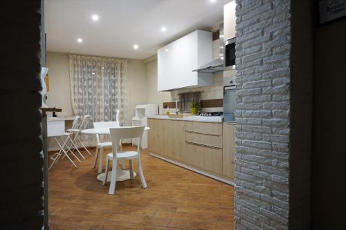 Family's Affairs في بومباي: مطبخ مع طاولة وطاولة وكراسي