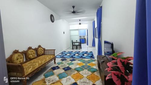 - un salon avec un canapé et un tapis dans l'établissement NADI HOMESTAY MELAKA, à Air Molek