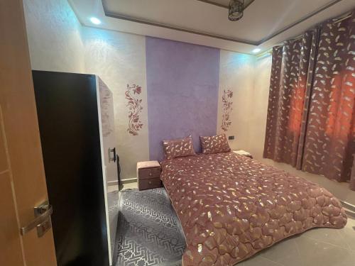 a bedroom with a large bed in a room at LH résidence Mezouar 1 in Laayoune