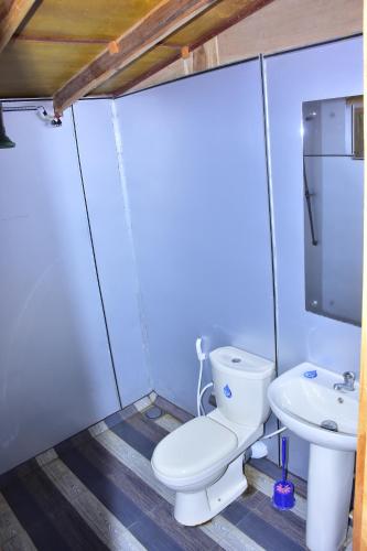 uma casa de banho com um WC e um lavatório em Wilpattu Jungle Resort em Nochchiyagama