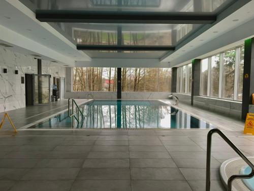 a swimming pool in a building with a swimming pool at Hotel Nad Czernicą in Czarne