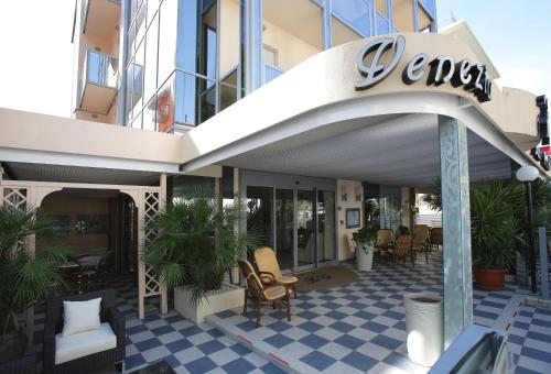 een lobby van een gebouw met stoelen en tafels bij Hotel Venezia in Rimini