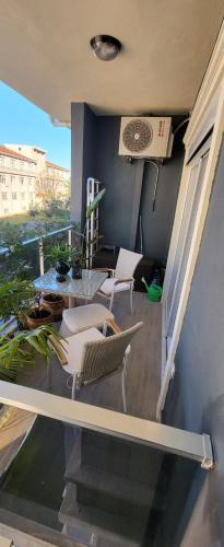 einen Balkon mit 2 Stühlen und einem Tisch in der Unterkunft Duplex Wohnung Avsallar in Avsallar