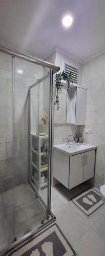 ein Bad mit einer Dusche und einem Waschbecken in der Unterkunft Duplex Wohnung Avsallar in Avsallar