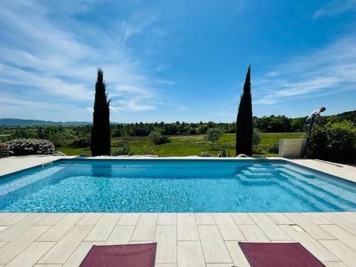 - une piscine dans une cour arborée dans l'établissement Les Volets Rouges, à Saint-Sauveur-de-Cruzières