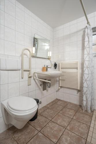 a bathroom with a toilet and a sink at Deichhus Nordseeliebe direkt am Deich - Nordsee - Dagebüll - Am Vogelreservat in Dagebüll
