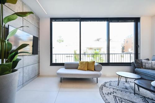 sala de estar con sofá y mesa en Design 3BR in TLV center by HolyGuest en Tel Aviv