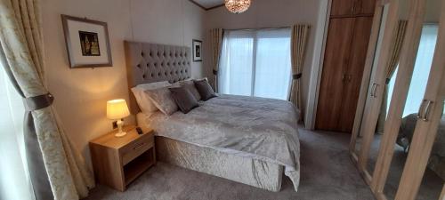 A bed or beds in a room at Bluebell Luxury 2 Bedroom Lodge at Southview Holiday Park